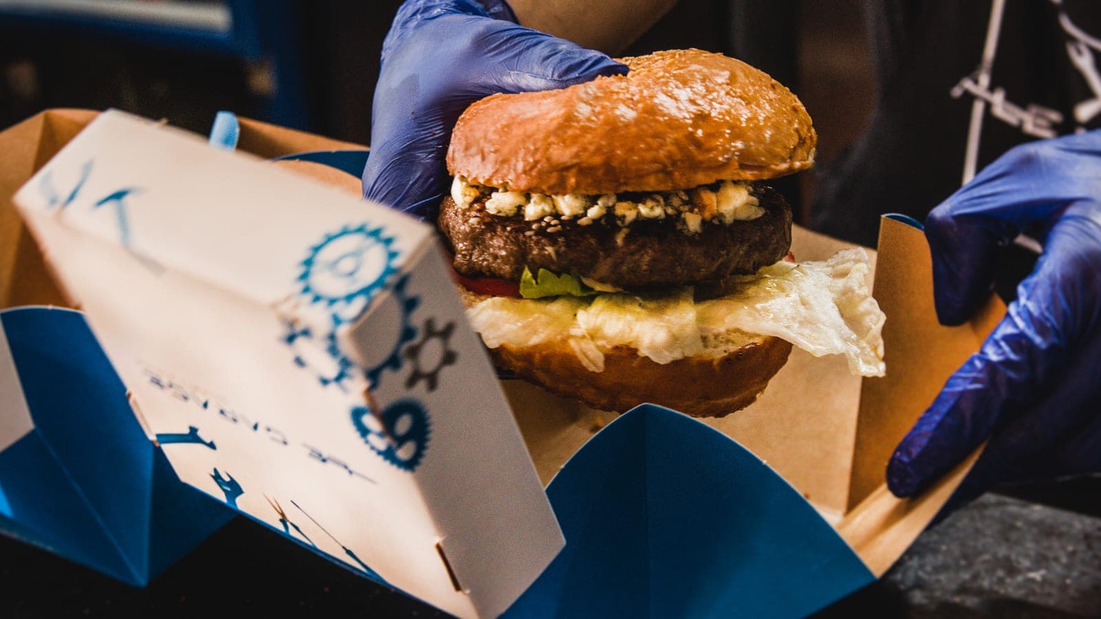 A burger going into a Le Garage box